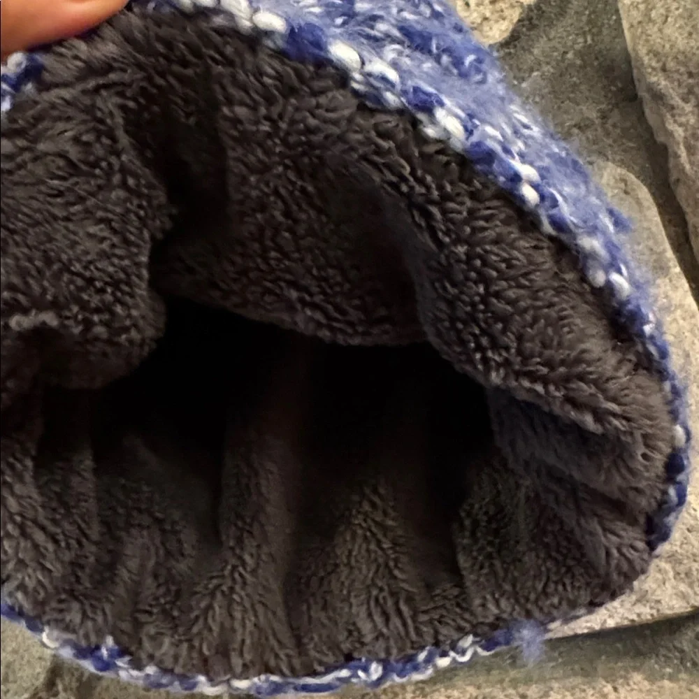 The North Face Blue and White Knit plush fleece lined Beanie hat kids one size